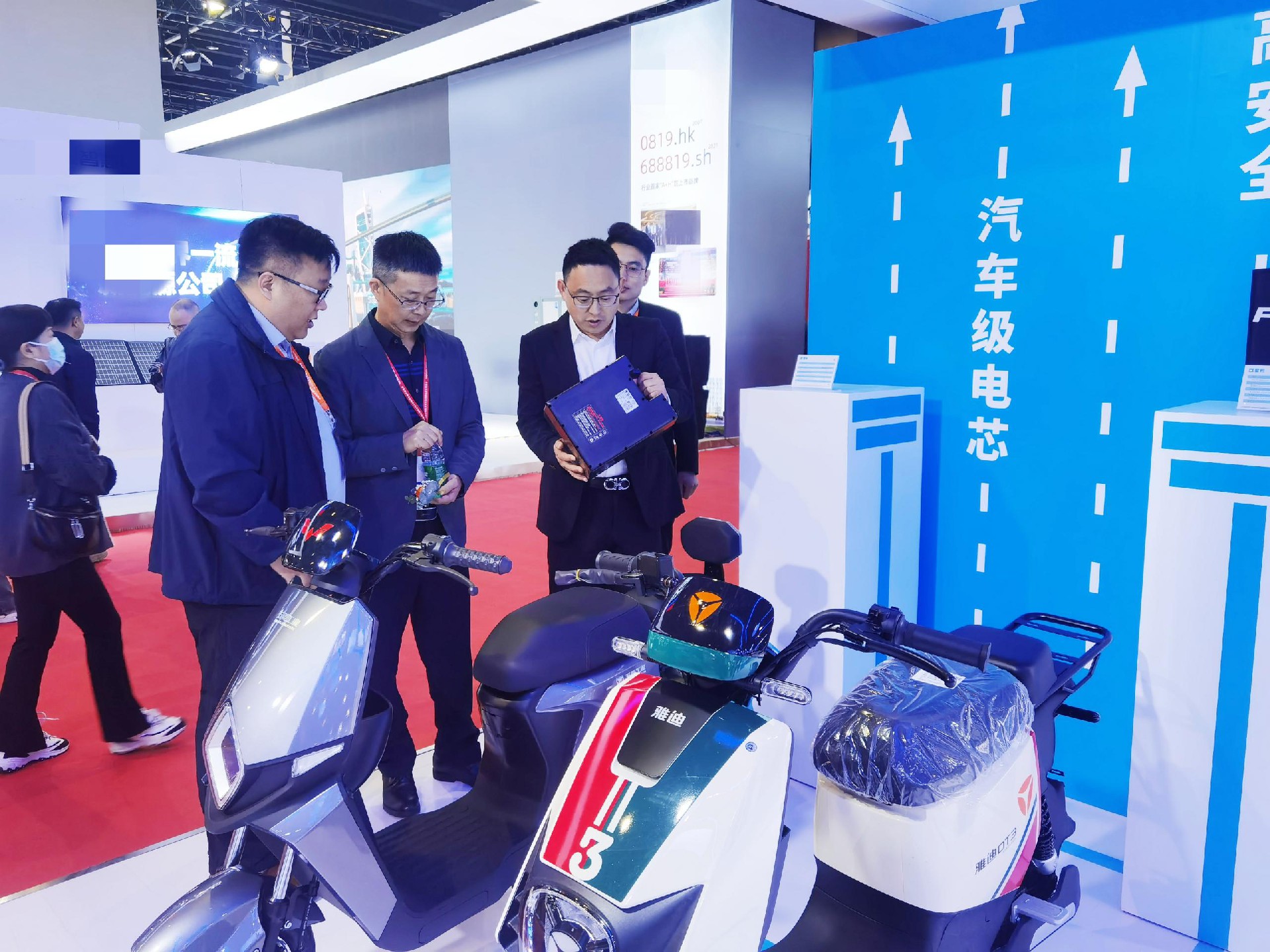 1681807440134214.jpg 锂电车观众围观.jpg